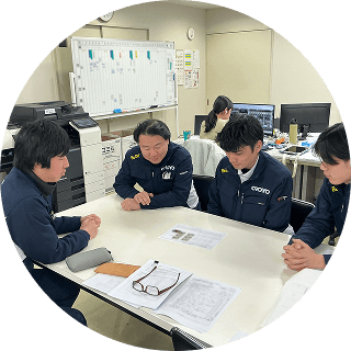 研修で資料を確認する社員