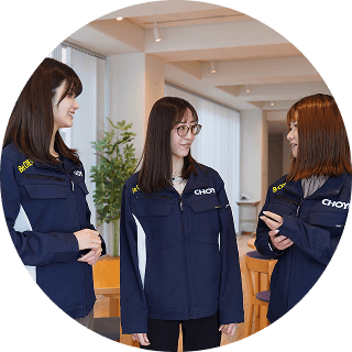 オフィスで交流する社員