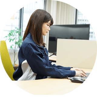 パソコンで業務に取り組む社員