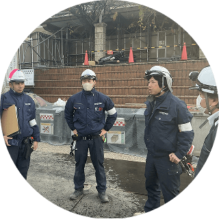 現場で技術を学ぶ作業員