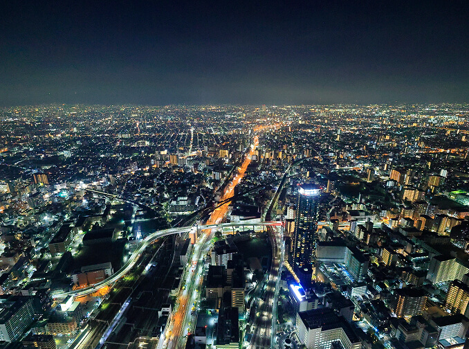 夜景の都市と高速道路