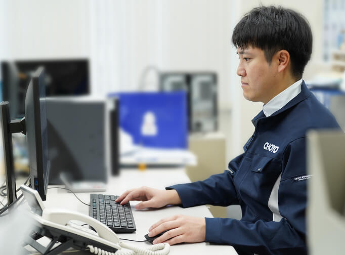 パソコンで作業する朝陽電気の社員