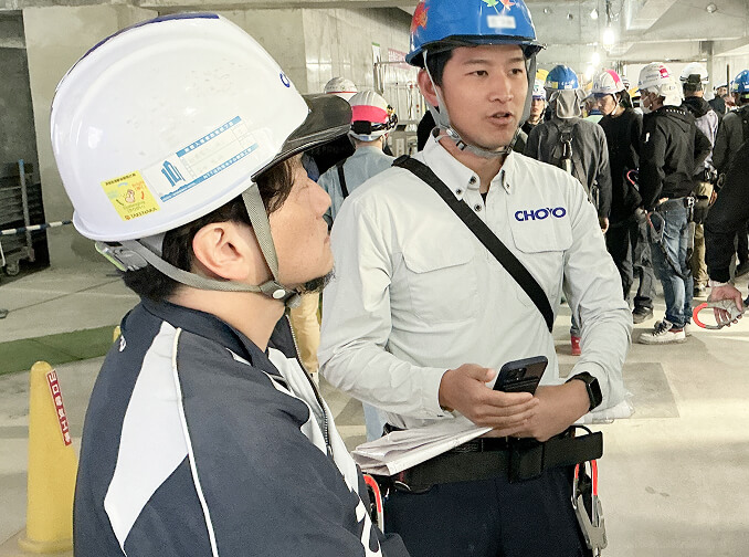 現場で打ち合わせする作業員