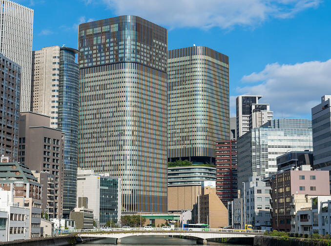 川と高層ビルが並ぶ都市の風景