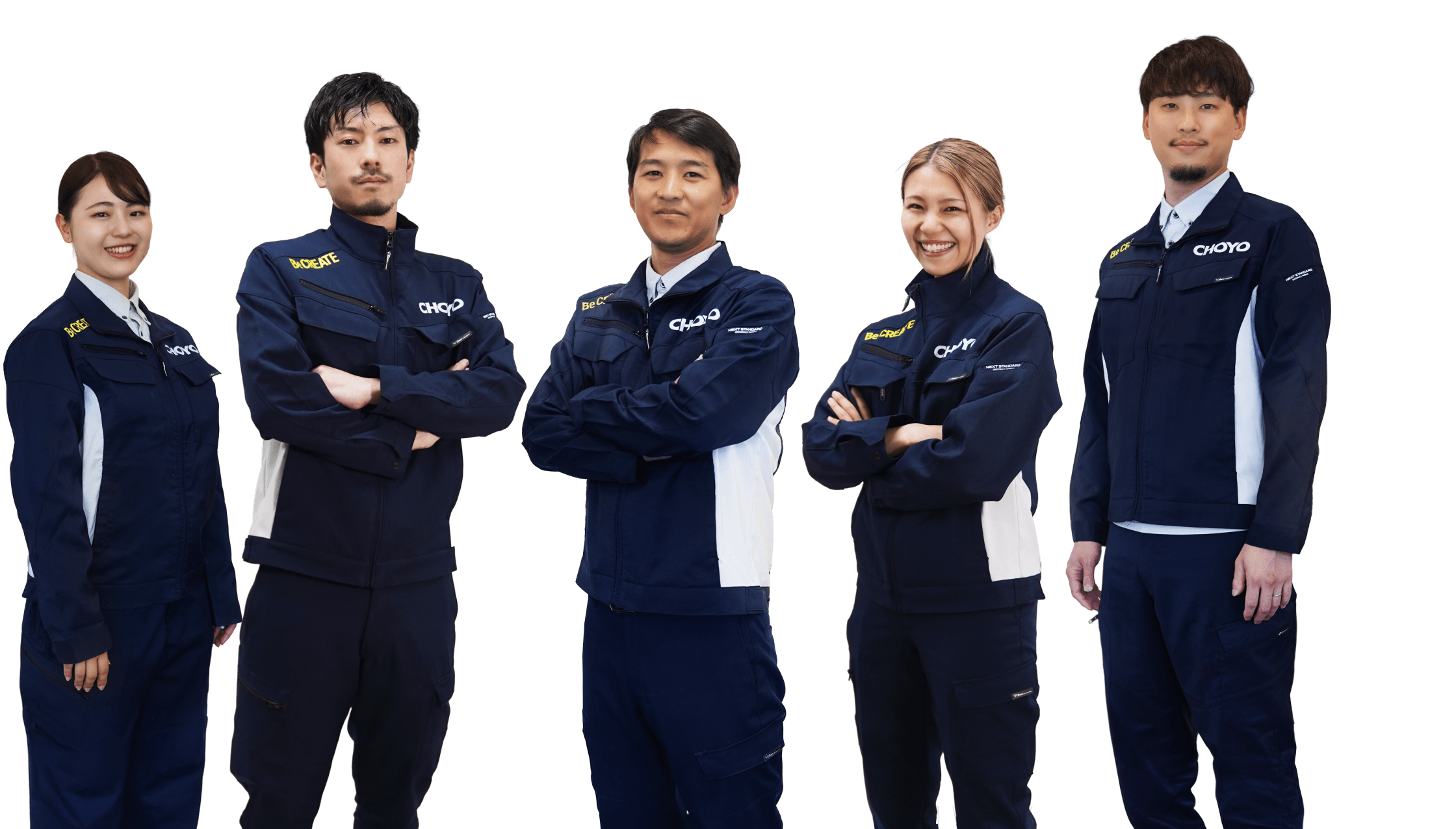 夕暮れの都市を背景に、制服姿で立つ朝陽電気で働くスタッフ5名